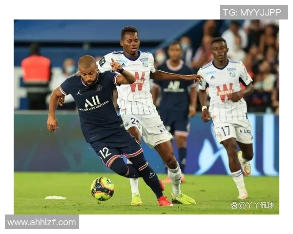 斯特拉斯堡主场迎战巴黎圣日耳曼争夺法甲积分榜关键战役